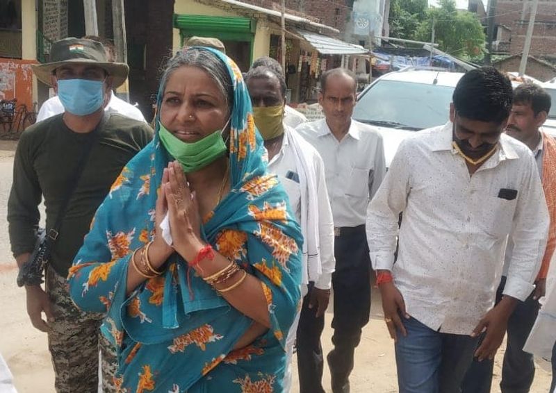 मनोरमा यादव से शादी करने के बाद बिंदी यादव की किस्मत चमकने लगी। 1990 में बिहार में लालू राज कायम हो गया। बिंदी यादव ने अपनी धाक जमाना शुरू किया और देखते ही देखते बिंदी यादव और मनोरमा देवी आसमान छूने लगें। बिंदी यादव उस जमाने में गया का आतंक बन गया था। जल्दी ही उस इलाके का बड़ा ठेकेदार बन गया। पैसों की बरसात होने लगी। (फाइल फोटो)
