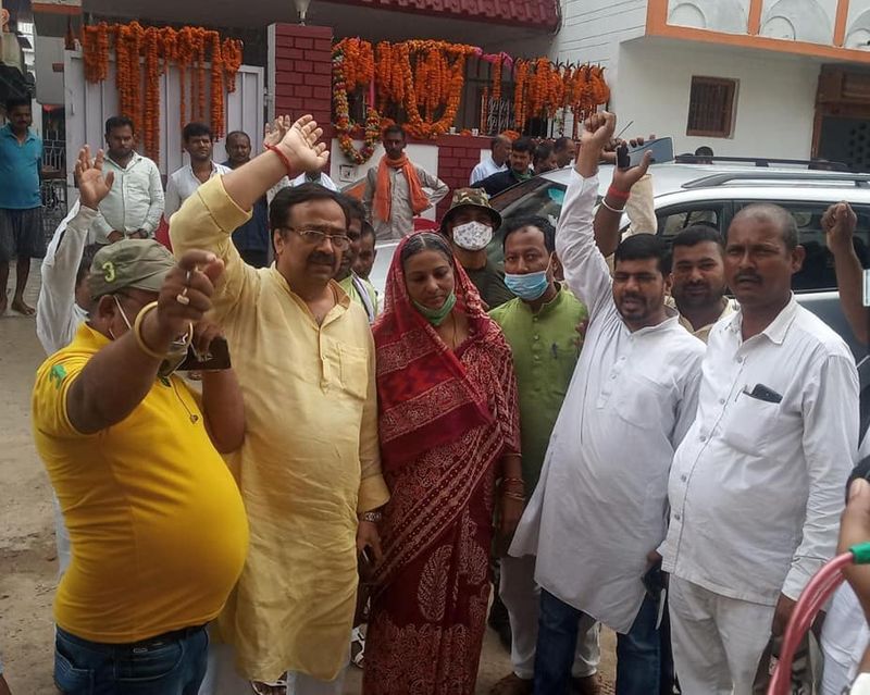 बिंदी ने इसकी चर्चा अपने करीबियों से की और कुछ दिनों बाद उसने मनोरमा के सामने शादी का प्रस्ताव भी रख दिया। लेकिन, बिंदी की करतूतों से वाकिफ मनोरमा ने शुरू में तो इनकार कर दिया। इसके बाद क्षेत्र के कुछ लोगों की मध्यस्थता के बाद मनोरमा की मां कबूतरी देवी बेटी की शादी बिंदी से करने के लिए राजी हो गई। दोनों परिवारों में सहमति के बाद 1989 में देवघर मंदिर में शादी हो गई। (फाइल फोटो)