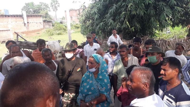 मनोरमा देवी के पिता एक ट्रक ड्राइवर थे, जिनका गया से गुजरने वाली जीटी रोड से हमेशा आना-जाना लगा रहता था। उसी दौरान वो गया के बाराचट्टी के काहूदाग के पास खाना खाने अक्सर एक ढाबे में रुका करते थे। वो उसी ढाबे वाली की बेटी कबूतरी देवी थी, जिससे बाद में उन्होंने शादी कर ली थी। इसके बाद वहीं जमीन खरीद कर बस भी गए। जहां 1970 में मनोरमा यादव का जन्म 1970 में हुआ। (फाइल फोटो)
