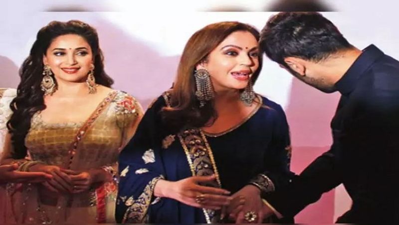 एक समय बॉलीवुड पर राज करने वाली लाखों दिलों की धड़कन माधुरी दीक्षित के साथ एक फंक्शन के दौरान नीता अंबानी। बॉलीवुड की पार्टियों में नीता अंबानी को अक्सर इनवाइट किया जाता है। 