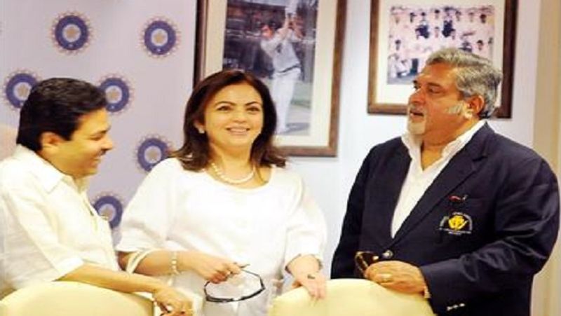 एक मीटिंग के दौरान लिकर किंग विजय माल्या और कांग्रेस के नेता व बीसीसीआई के उपाध्यक्ष रह चुके राजीव शुक्ला के साथ नीता अंबानी। 