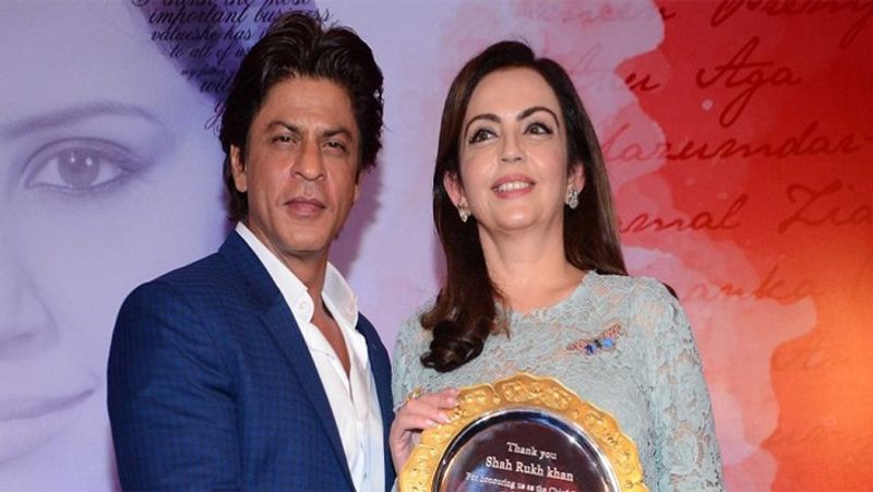 एक इवेंट में बॉलीवुड सुपरस्टार शाहरुख खान के साथ नीता अंबानी। शाहरुख जहां उम्र में नीता अंबानी से छोटे हैं, वहीं खूबसूरती और ग्लैमर के मामले में नीता अंबानी किसी से कम नजर नहीं आतीं। 