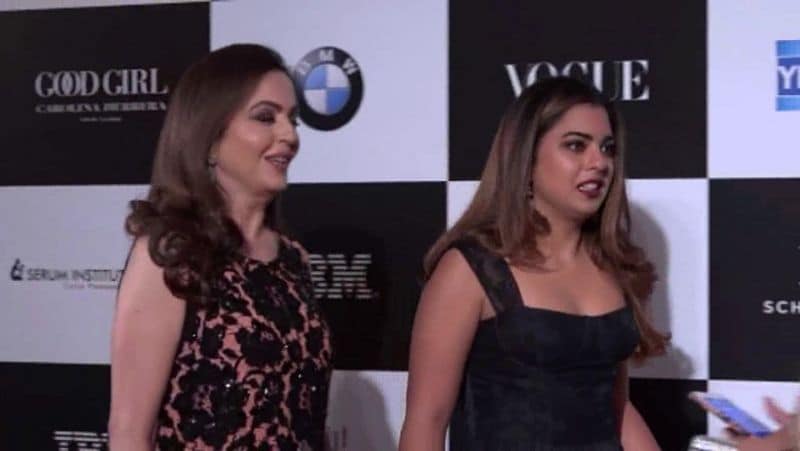 फैशन मैगजीन वोग (Vogue) और गुड गर्ल (Good Girl) के एक इवेंट में नीता अंबानी और उनकी बेटी ईशा अंबानी। इन्हें देख कर शायद ही कोई मां-बेटी कहे। दोनों की खूबसूरती और स्टाइल बेमिसाल है। 
