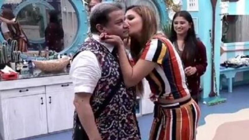 वैसे ये पहली बार नहीं है जब अनूप जलोटा और जसलीन को लेकर ऐसी अटकलें देखने को मिली हों। जब दोनों ने बिग बॉस में बतौर कपल एंट्री ली थी, उस समय भी उनके रिश्तों को लेकर काफी कुछ कहा गया था, लेकिन बाद में पता चला था कि दोनों सिर्फ गुरू-शिष्य का बॉन्ड शेयर करते हैं।