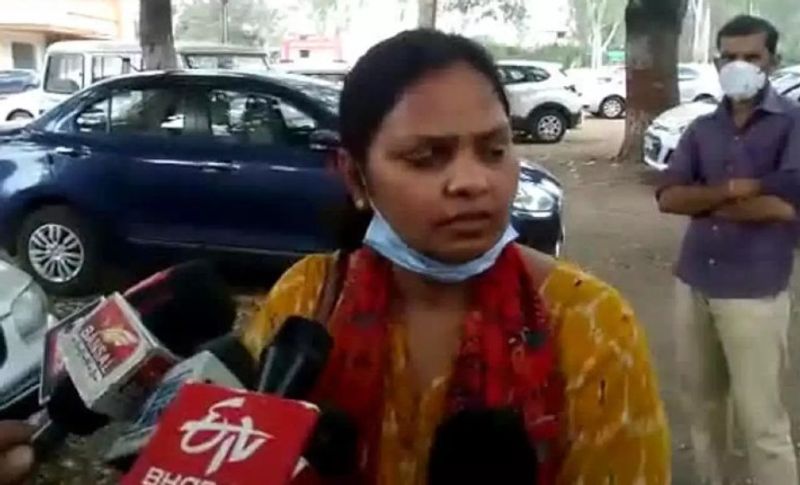 शनिवार को जब मामला तूल क पकड़ने लगा तो महिला सामने आई और मीडिया के सामने अपना पक्ष रखा। कहा- मैं फोरेंसिक की विशेषज्ञ हूं। मैं मानवता के नाते हाथरस पहुंचकर देखना चाहती थी कि दुष्कर्म का केस ऑनर किलिंग में कैसे तब्दील हो रहा है। जब उनसे नक्सलियों से लिंक के बारे में पूछा तो कहने लगी यह सभी आरोप हैं, कोई कुछ भी बोल सकता है। इसक मतलब यह नहीं कि वो सही हो।

