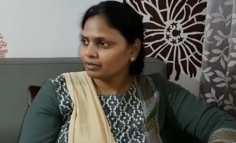 डॉ. बंसल के पति मेडिकल कॉलेज में डॉक्टर हैं जिनका नाम इंदर देव है। उनका एक बेटा भी है। महिला ने फोरेंसिक में एमडी की डिग्री ली है। लेकिन नौकरी फार्मोकालेजी विभाग में पिछले दो साल से कर रही हैं। उन्होंने जबलपुर में ग्रेजुएशन किया और एमडी इंदौर से की है।

