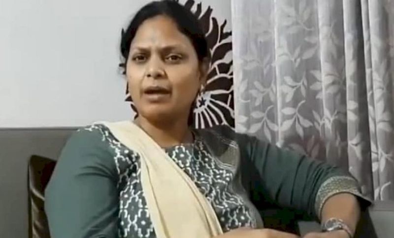 नकली भाभी और नक्सलियों के कनेक्शन के बारे में डॉ. बंसल ने कहा कि वह एक सोशल वर्कर हैं। साल 2018 से उनके कई सामाजिक संगठनों से संबंध हैं। मेरे किसी तरह से नक्सली तार नहीं जुड़े हैं। कोई कुछ भी आरोप लगा सकता है। में तो सिर्फ सच जानने के लिए पीड़ित परिवार के घर गई थी।
