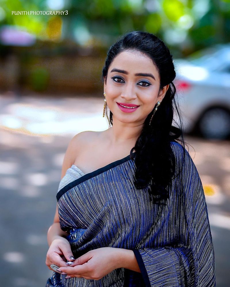 సెక్సీ లుక్లో వింధ్యా మేడపాటి నెటిజన్లలో హీటుని పెంచుతుంది.
