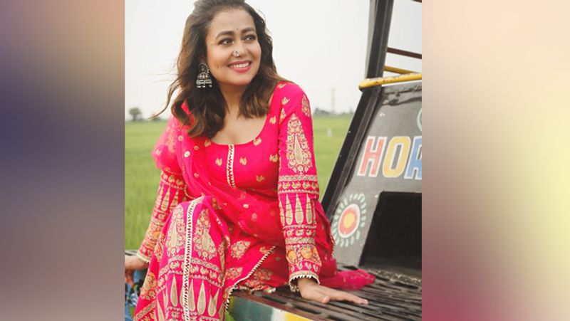 याद हो तो नेहा कक्कड़ की एक फोटो रोहनप्रीत और उनके परिवार वालों के साथ सोशल मीडिया पर वायरल हो रही थी। उस तस्वीर को लेकर कहा जा रहा था कि उन्होंने गुपचुप तरीके से रोहन के साथ रोका कर लिया है। 