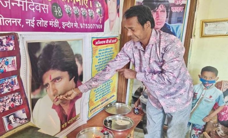 दरअसल, अमिताभ बच्चन के इस अनोखे फैन का नाम मुन्ना पाल है जो मूल रूप से इंदौर का रहने वाला है। वह बिग बी को अपना बड़ा भाई मनाता है। बता दें कि मुन्ना हर साल इस दिन को खास बनाने के लिए अपनी फैमिली के साथ होटल में डिनर करने जाता है। लेकिन उसने बताया कि महामारी के चलते यह सब नहीं हो पा रहा है, इसलिए इस बार बेहद सादगी से घर में ही बड़े भैया यानि बिग का जन्मदिन मना रहा हूं। दूसरी बात यह भी है कि इस बार लॉकडाउन की बजह से ज्यादा ऑटो चला भी नहीं है, इसलिए घर पर ही पार्टी करेंगे।