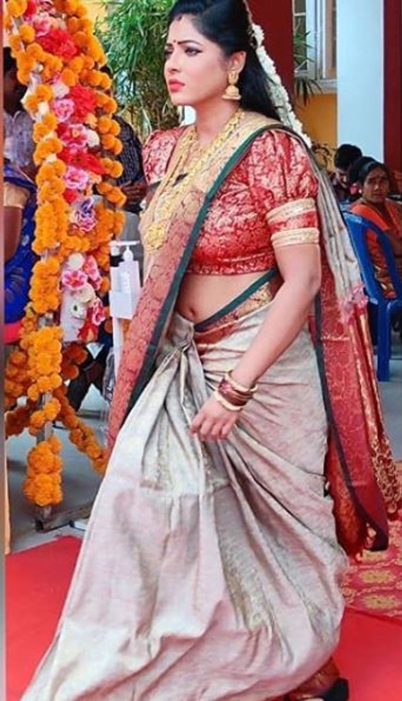 biggboss contestant rashma hip showing saree photos