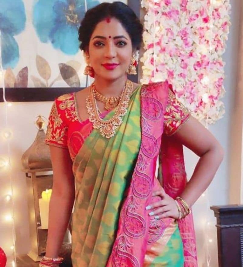 biggboss contestant rashma hip showing saree photos