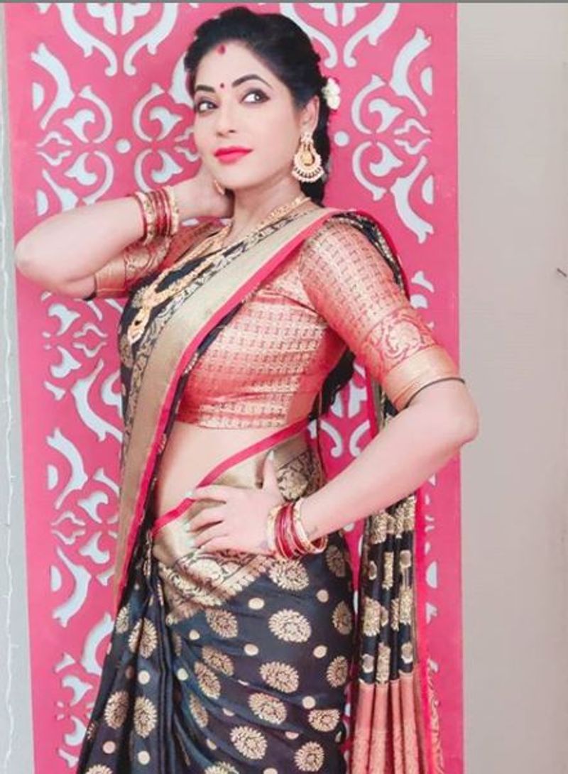 biggboss contestant rashma hip showing saree photos