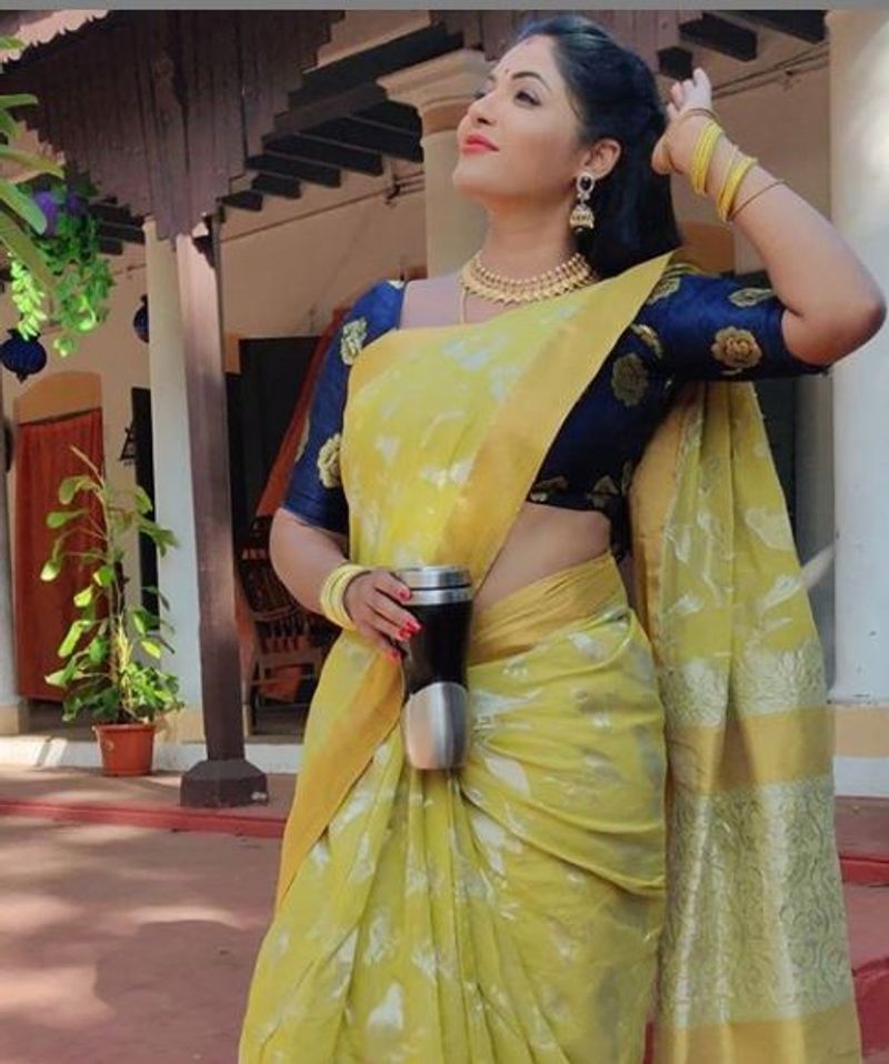 biggboss contestant rashma hip showing saree photos