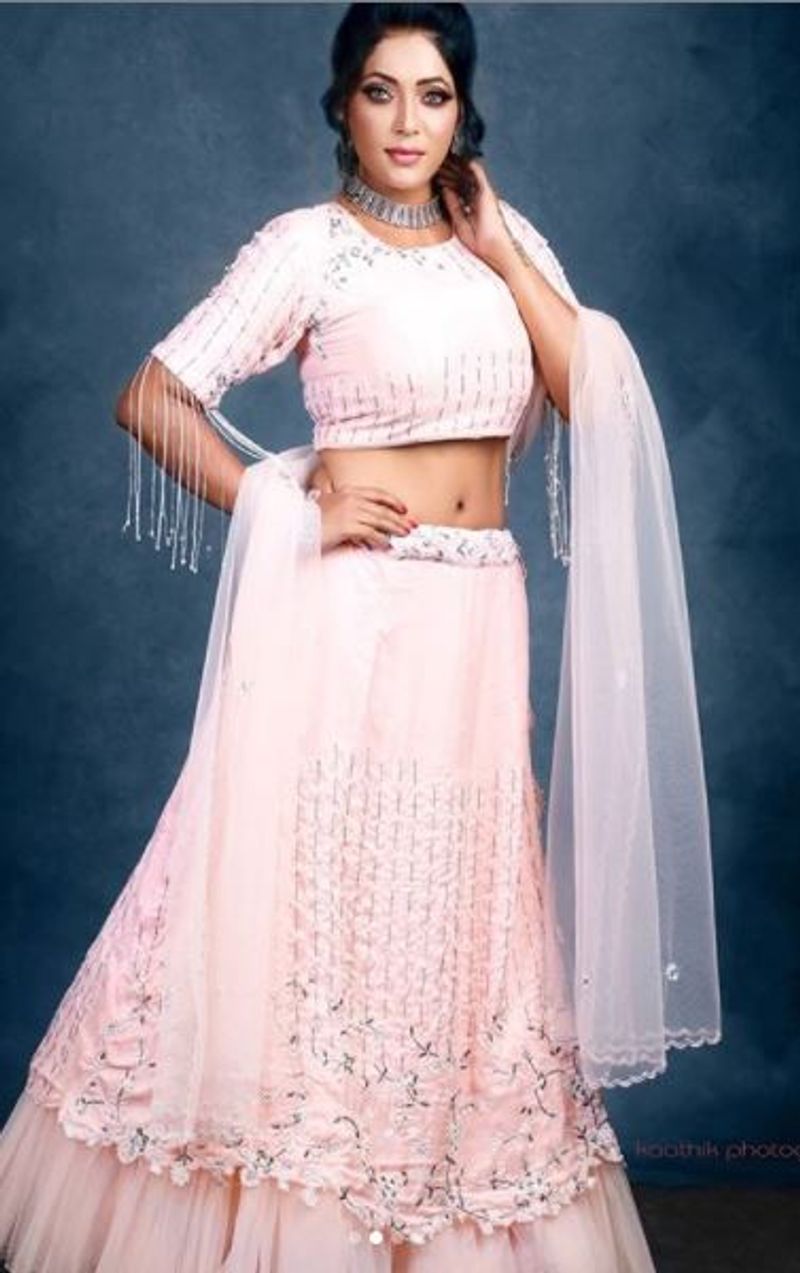 biggboss contestant rashma hip showing saree photos