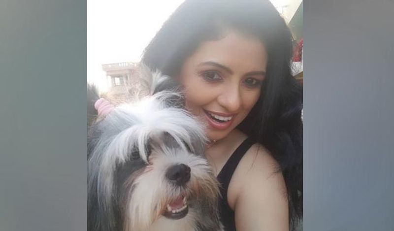 हसीन जहां की लेटेस्ट फोटोज चर्चा में है। इनमें वो अपने डॉग रोज के साथ नजर आ रही हैं। खुले बालों और स्लीवलेस ड्रेस में हसीन जहां काफी खूबसूरत नजर आ रही हैं। 