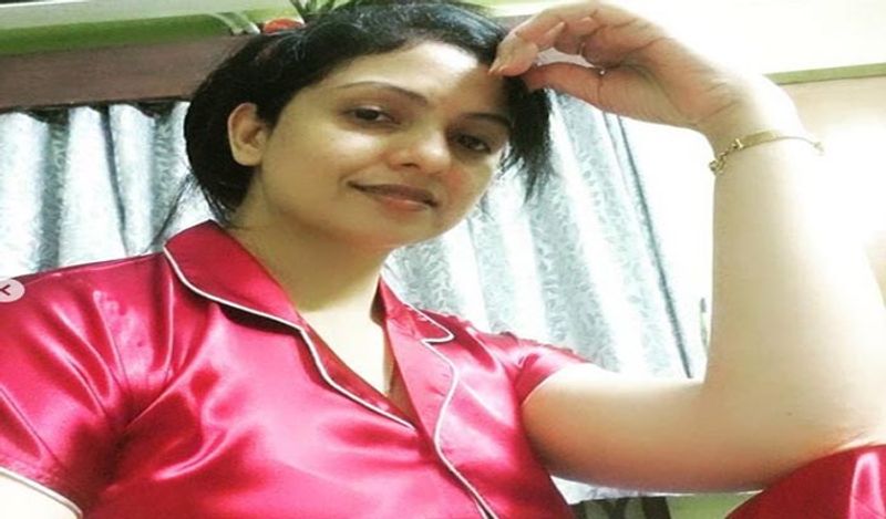 हसीन जहां सोशल मीडिया पर काफी एक्टिव रहती हैं। आए दिन उनकी फोटोज वायरल होती रहती है। कुछ दिन पहले ही उन्होने लाल रंग के नाईट सूट में अपनी तस्वीर शेयर की थी।
