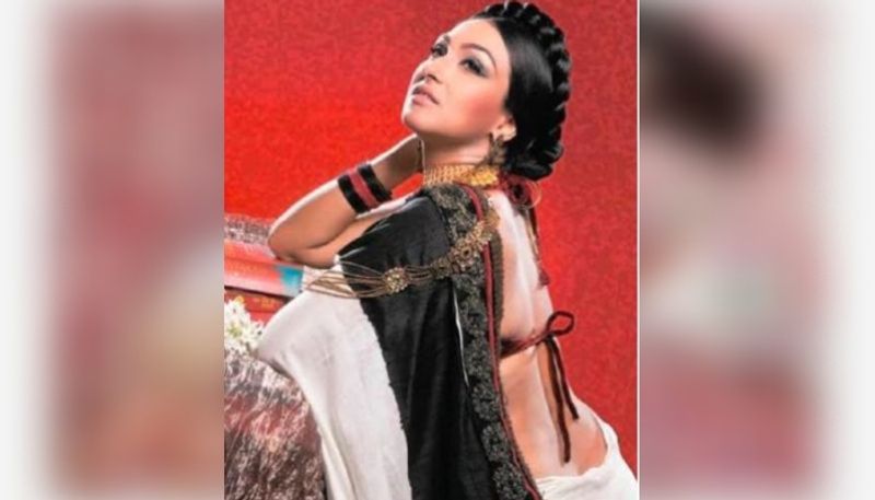 Rituparna Sengupt flaunts her hotness in saree avatar just before Pujo ADB