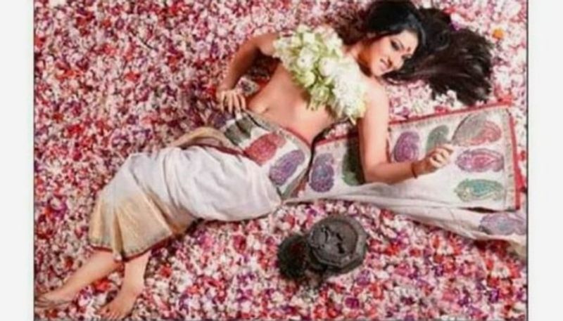 Rituparna Sengupt flaunts her hotness in saree avatar just before Pujo ADB