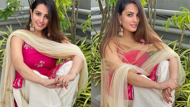 बता दें कि अनीता हसनंदानी 39 साल की हैं। उन्होंने अब तक कई टीवी सीरियल्स में काम किया है और अपनी अलग पहचान बनाई है। अनीता ‘कभी सौतन कभी सहेली’, ‘ये हैं मोहब्बतें’, ‘नागिन 3’, 'काव्यांजलि', 'क्योंकि सास भी कभी बहू थी', 'कसम से', 'ये है मोहब्बतें' जैसी टीवी सीरियलों में काम कर चुकी हैं।
