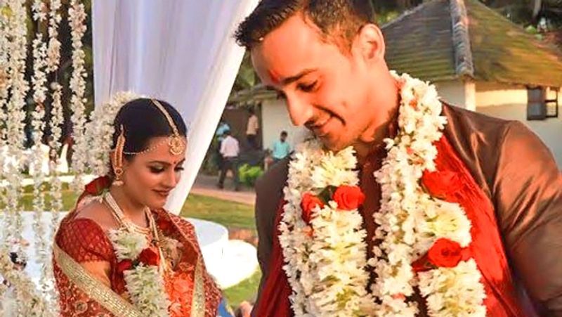 कुछ ही टाइम बाद इनकी दोस्ती प्यार में बदल गई और अनीता ने 14 अक्टूबर 2013 को अपने तेलुगु ब्वॉयफ्रेंड से शादी कर ली। रोहित रेड्डी बिजनेसमैन हैं। अनीता और रोहित की जोड़ी टीवी वर्ल्ड में काफी फेमस है। दोनों ने नच बलिए के पिछले सीजन में पार्टिसिपेट किया था।