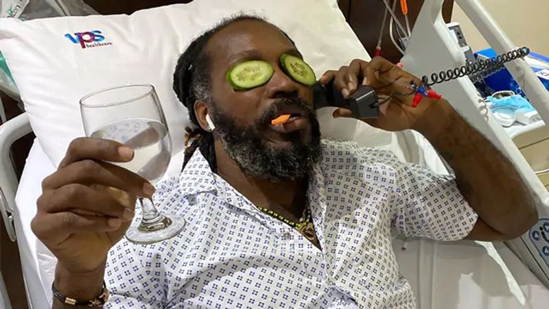 गेल अस्पताल में भी मस्ती करने के मूड में हैं। उन्होंने इंस्टाग्राम पर अपनी एक तस्वीर शेयर की है। इस फोटो में वह आंखों में खीरा लगाए और होंट नें गाजर दबाएं नजर आ रहे है। इस दौरान उन्होंने एक हाथ में वाइन ग्लास और दूसरे में फोन पकड़ा हुआ है।