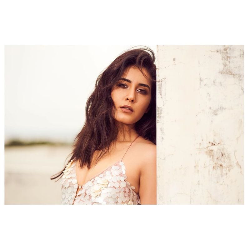 raashi khanna rises heat with hot photos goes viral ksr