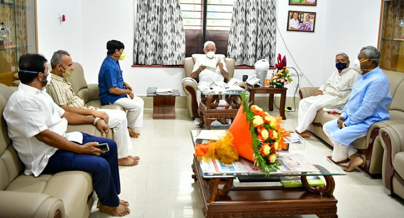 ST Somashekar invites CM BS Yediyurappa to Mysuru Dasara snr