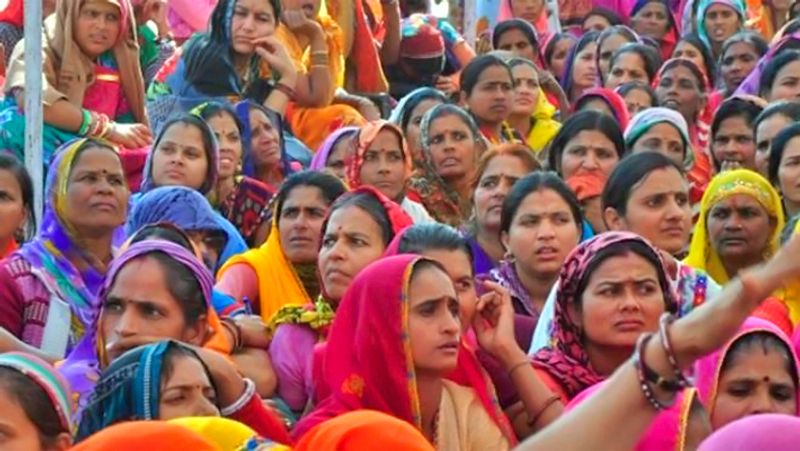 8वीं पास आंगनबाड़ी भर्ती
महिला एवं बाल विकास विभाग, कर्नाटक ने कर्नाटक आंगनबाड़ी भर्ती के लिए नोटिफिकेशन जारी कर दिया है। बेल्लारी जिले में 170 सेविका और सहायक पदों के लिए आवेदन आमंत्रित किए गए हैं।
6 मार्च 2021 से आवेदन शुरू हो गए हैं और अंतिम तारीख 5 अप्रैल 2021 है। सहायका (Helper)- आवेदन करने वाले उम्मीदवार के पास कक्षा 8वीं का सर्टिफिकेट होना चाहिए।
सेविका (Worker)- आवेदन करने वाले उम्मीदवार के पास 12वीं का सर्टिफिकेट हो। इच्छुक और योग्य उम्मीदवार आधिकारिक वेबसाइट https://anganwadirecruit.kar.nic.in/ पर जाकर ऑनलाइन आवेदन कर सकते हैं।