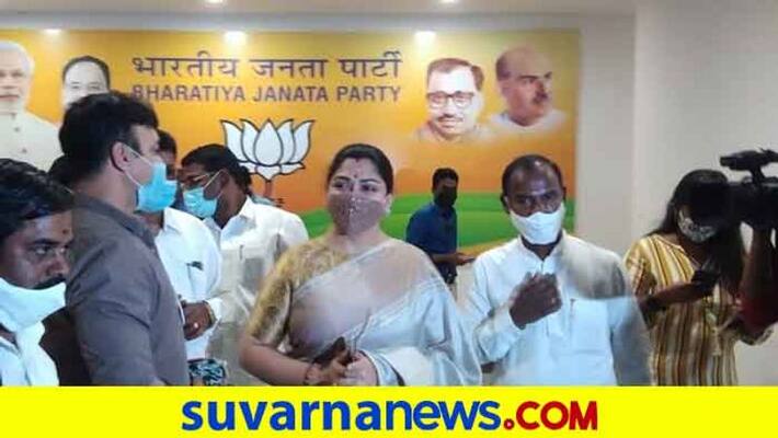 Congress spokesperson Khushbu Sundar quits party joins BJP pod Congress spokesperson Khushbu Sundar quits party joins BJP pod