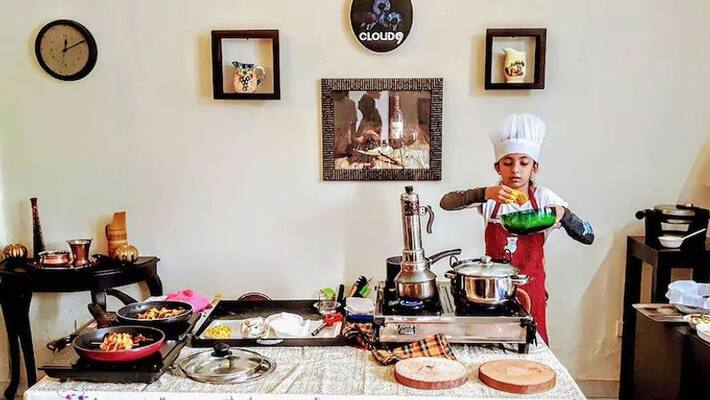 Chicken Roast to Idli: 10-yr-old Kerala girl cooks over 30 dishes in less than an hour, makes record nra Chicken Roast to Idli: 10-yr-old Kerala girl cooks over 30 dishes in less than an hour, makes record nra