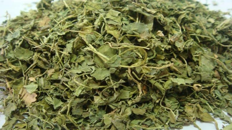 अक्सर ग्रेवी वाली सब्जियों का जायका और बढ़ाने के लिए हम उसमें कसूरी मेथी डालते है। इसे आप घर में भी बना सकते हैं। इसके लिए बस आपको मेथी को छांव में सुखाकर एक एयरटाइट डिब्बे में बंद करके रखना है। इस तरह आप साल भर इस मेथी का इस्तेमाल पराठों, सब्जी और ग्रेवी में कर सकते हैं।