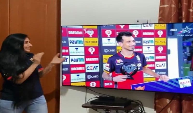 इस साल अभी तक चहल का प्रदर्शन उम्मीद के हिसाब से नहीं है। पहले मैच में मैन ऑफ़ द मैच के बाद उनका प्रदर्शन कुछ ख़ास नहीं रहा है। ऐसे में धनश्री के आने के बाद फैंस को उम्मीद है कि अब चहल का परफॉरमेंस बेहतर होगा। 