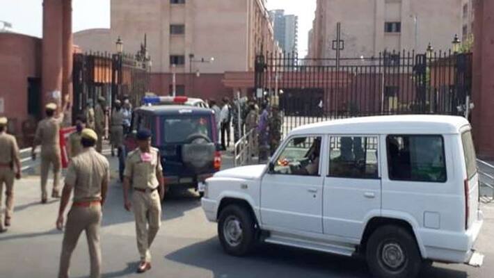 Hathras Rape Case: Victim's Family Urges Allahabad HC to Shift Case out of UP, Seeks Protection lns Hathras Rape Case: Victim's Family Urges Allahabad HC to Shift Case out of UP, Seeks Protection lns