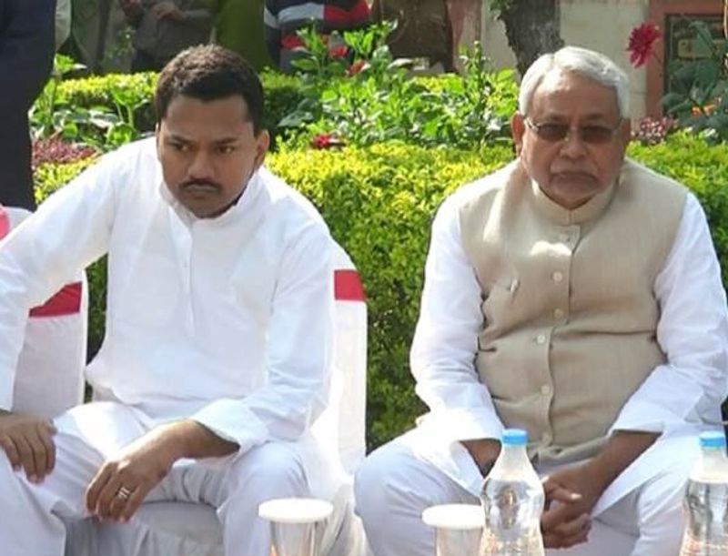 करीब एक साल पहले एक इंटरव्यू में निशांत ने कहा था कि वह कभी भी पिता की तरह राजनीति में नहीं आएंगे, बल्कि आजीवन अपना जीवन अध्यात्म की ओर ही समर्पित करेंगे। क्योंकि, ना तो राजनीति में किसी प्रकार की रुचि है ना ही समझ है। इस वजह से वह इस क्षेत्र में नहीं आना चाहते हैं।
(फाइल फोटो)