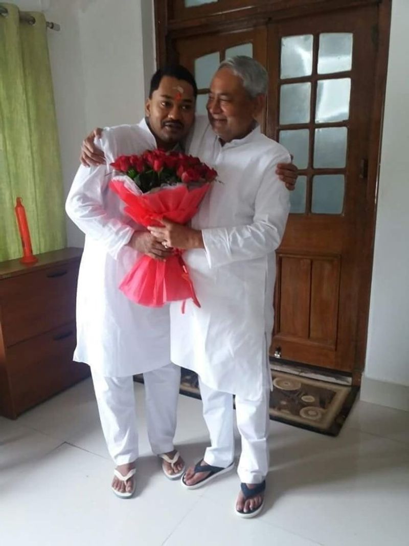 आध्यात्म में रूचि रखने वाले निशांत अपने पिता पर ही निर्भर हैं। जबकि, उनके पास कुल संपत्ति 2.43 करोड़ हैं। इनमें चल संपत्ति 1.18 करोड़ और अचल संपत्ति 1.25 करोड़ रुपए है। इकलौते संतान होने के कारण माता-पिता की संपत्ति पर उनका ही मालिका हक है।
(फाइल फोटो)