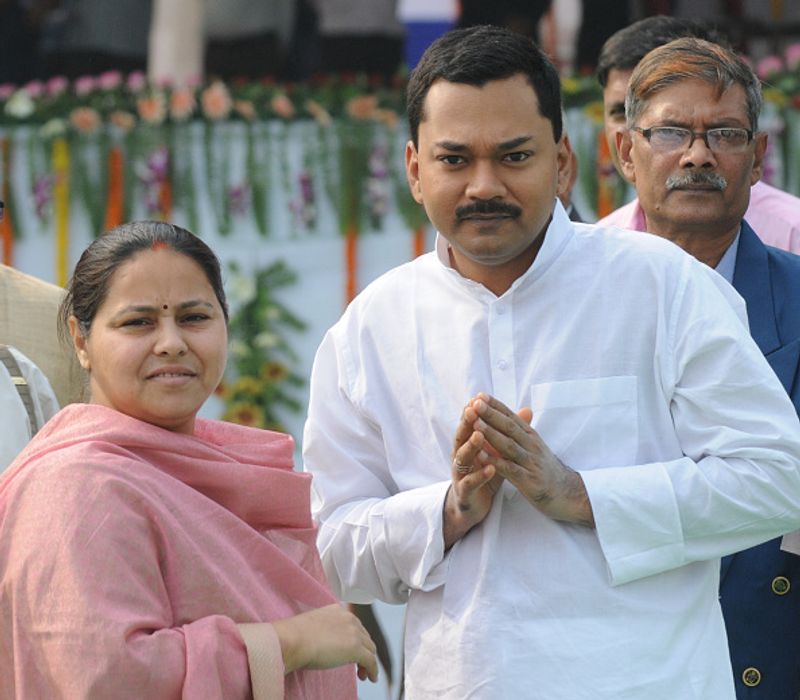 करीब एक साल पहले एक इंटरव्यू में निशांत ने कहा था कि वह कभी भी पिता की तरह राजनीति में नहीं आएंगे, बल्कि आजीवन अपना जीवन अध्यात्म की ओर ही समर्पित करेंगे। क्योंकि, ना तो राजनीति में किसी प्रकार की रुचि है ना ही समझ है। इस वजह से वह इस क्षेत्र में नहीं आना चाहते हैं।
(फाइल फोटो)