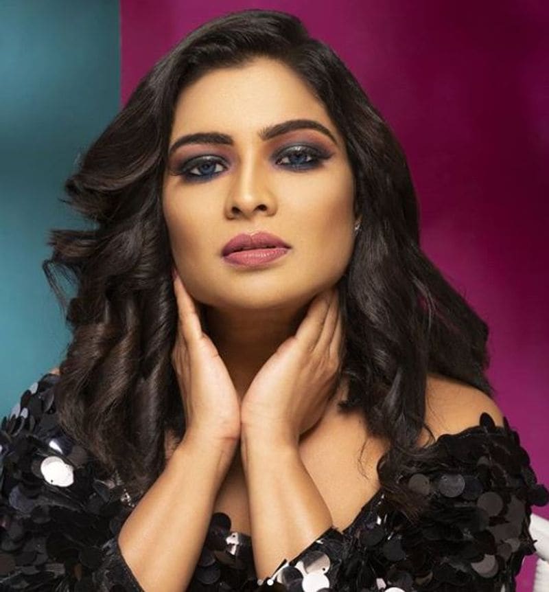 vj maheswari too much short dress photo rock in social media
