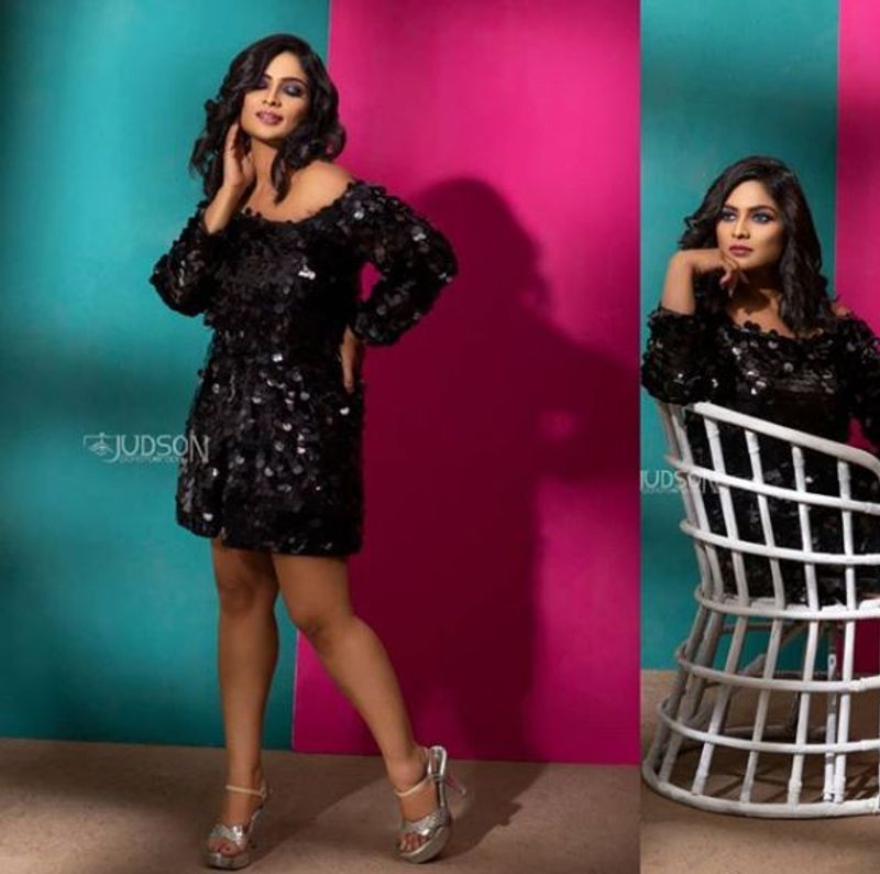 vj maheswari too much short dress photo rock in social media