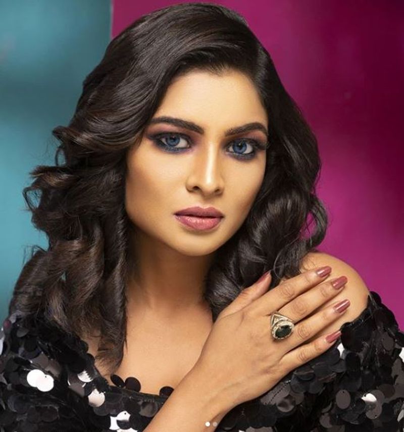 vj maheswari too much short dress photo rock in social media