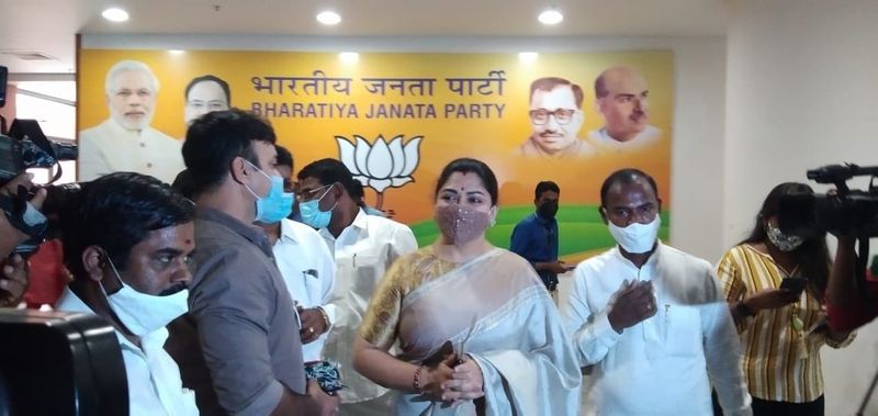 Khushbu Sundar joins BJP hours after quitting Congress pod