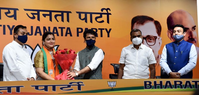 Khushbu Sundar joins BJP hours after quitting Congress pod