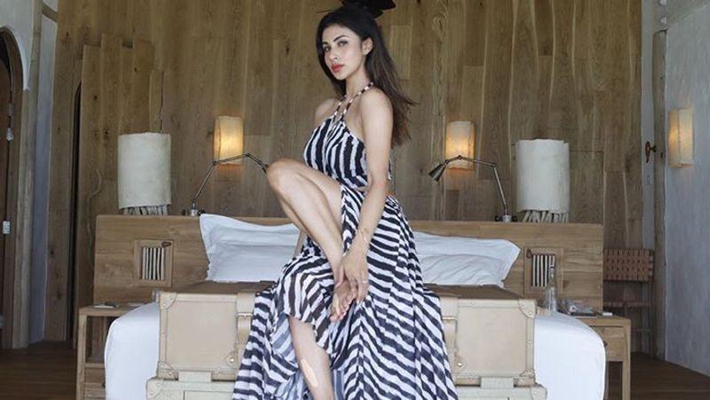 सामने आई फोटोज में मौनी जेब्रा प्रिंट की हॉट ड्रेस में बेहद खूबसूरत दिखाई दे रही हैं।