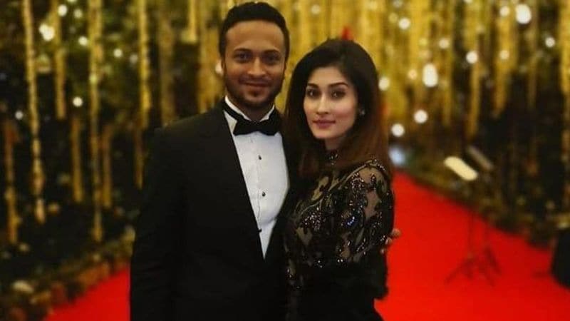 <p>বাংলাদেশ তথা বিশ্ব ক্রিকেটের অন্যতম সেরা অলরাউন্ডার শাকিব আল হাসান। ২০১২ সালের ১২ ডিসেম্বর শিশিরের সঙ্গে বিবাহবন্ধনে আবদ্ধ হন শাকিব।<br />
</p>