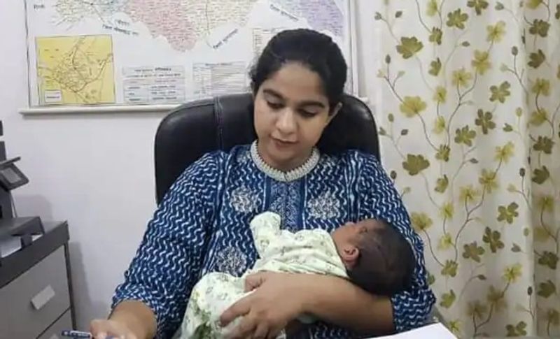 मूल रूप से प्रयागराज की रहने वाली सौम्या पांडेय 2017 बैच की आईएएस अधिकारी हैं। जो मुश्किल समय में घबराने की बजाय डटकर सामना करने का संदेश समाज को दे रही हैं।
