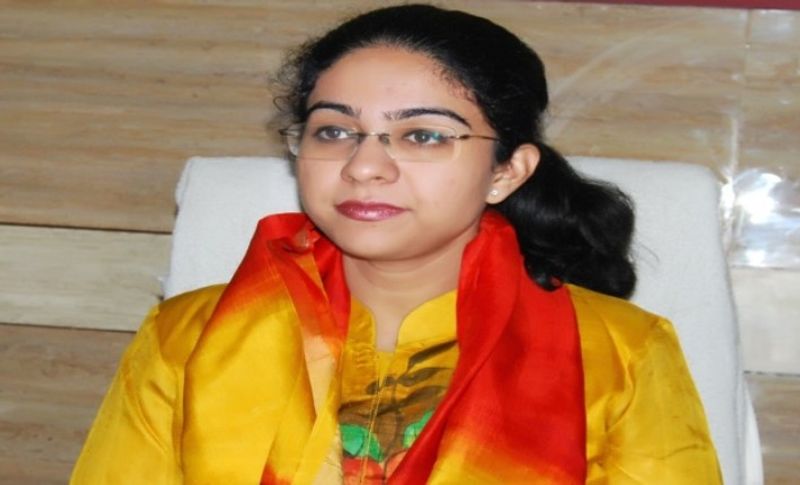  IAS सौम्या पांडेय ने मीडिया से बात करते हुए कहा कि मुझे जिस पद पर रखा गया है मैं उसके साथ बेईमानी नहीं कर सकती। इसलिए मेरी जिम्मेदारी बनती है कि इस पद के साथ इंसाफ करूं। इस संकट के समय में अपनी के बेटी के साथ साथ दूसरी बेटियों की रक्षा करना भी मेरी जिम्मेदारी बनती है।
