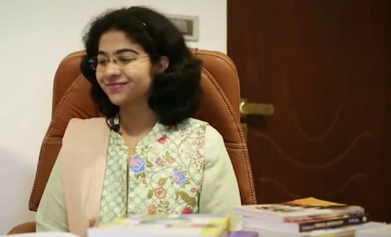 मोतीलाल नेहरू नेशनल इंस्टिट्यूट ऑफ टेक्नोलॉजी से बीटेक की डिग्री हासिल करने वाली सौम्या ने देश के सबसे बड़ी परीक्षा यूपीएससी में ऑल इंडिया लेवल पर चौथी रैंकिंग हासिल की है। इतना ही नहीं उन्होंने महिलाओं में दूसरा स्थान प्राप्त किया है।