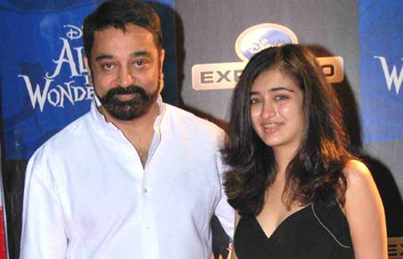 பொது நிகழ்ச்சியில் அப்பாவுடன் போஸ் கொடுக்கும் அக்சரா