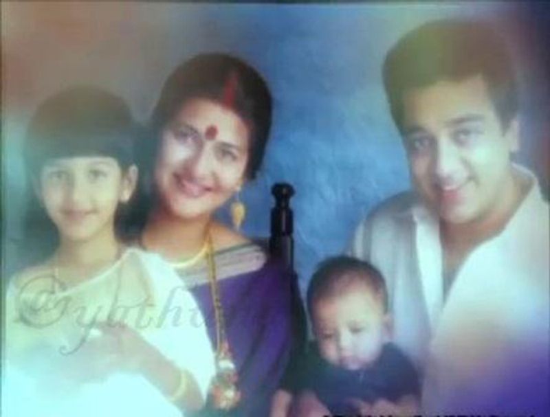 குடும்ப புகைப்படத்தில் கைக்குழந்தையாக