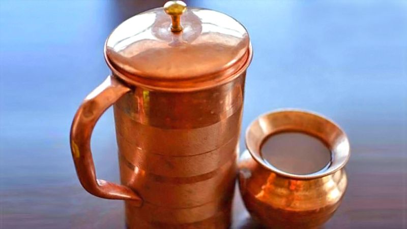 5. घर में सुख-शांति व पैसों की कमी हो तो जिस बर्तन में घर के लोग पानी पीते हैं, उसमें से एक लोटा पानी लेकर घर के चारों कोनों में और मकान के बीचों-बीच थोड़ा सा छिड़क दें। ये उपाय रात 12 से 3 के बीच में करें।
